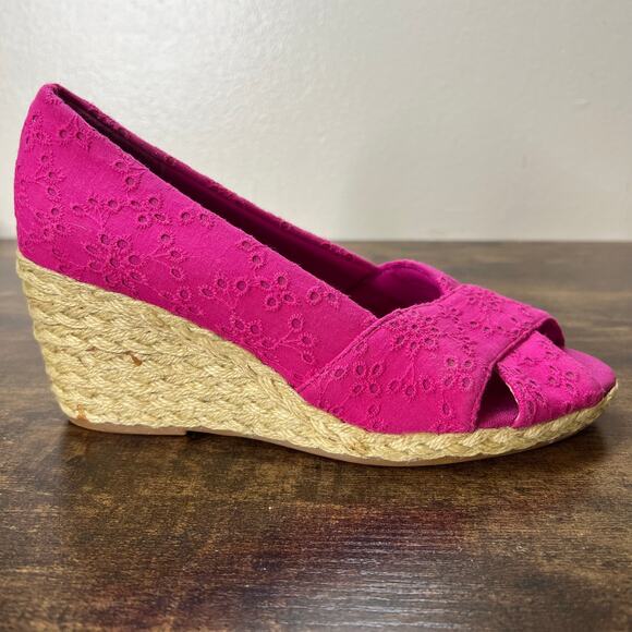 CHAPS Dakota Wedge Sandals 8 Pink Espadrille Peep Toe Eyelet Embroidered Chic - Picture 3 of 10